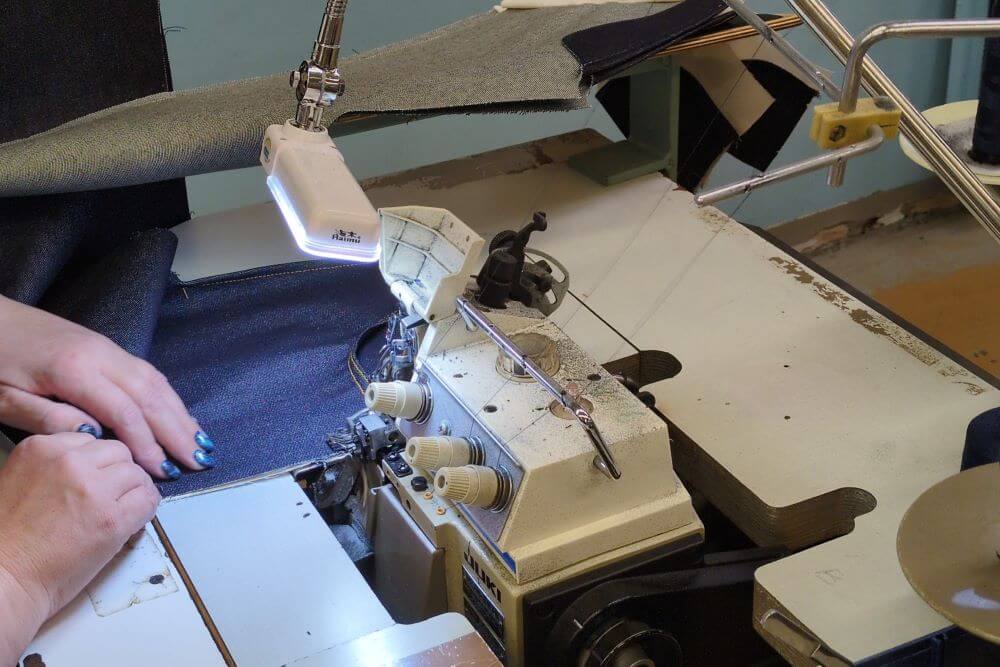 Sewing of front pocket to the leg